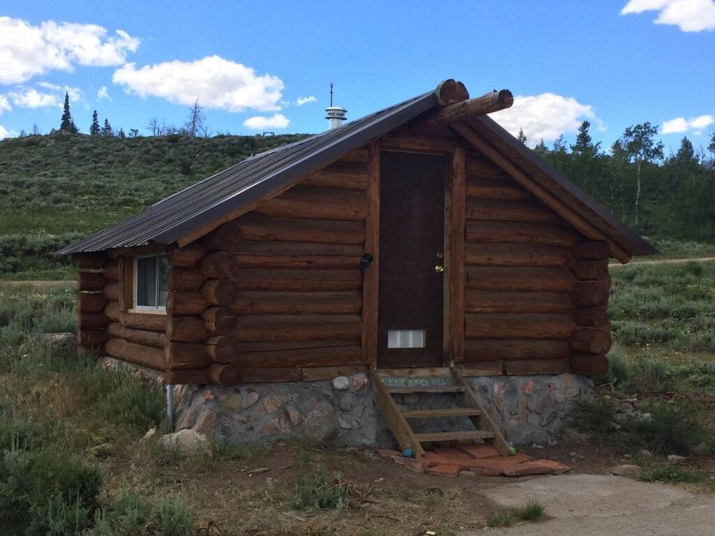 Red-Tail Roundhouse At 22 West Cabins And Recreation Hebron Exterior foto