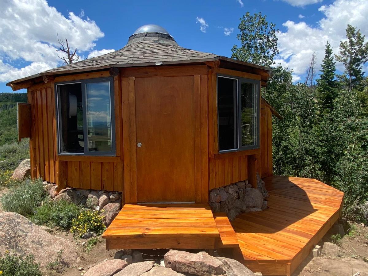 Red-Tail Roundhouse At 22 West Cabins And Recreation Hebron Exterior foto