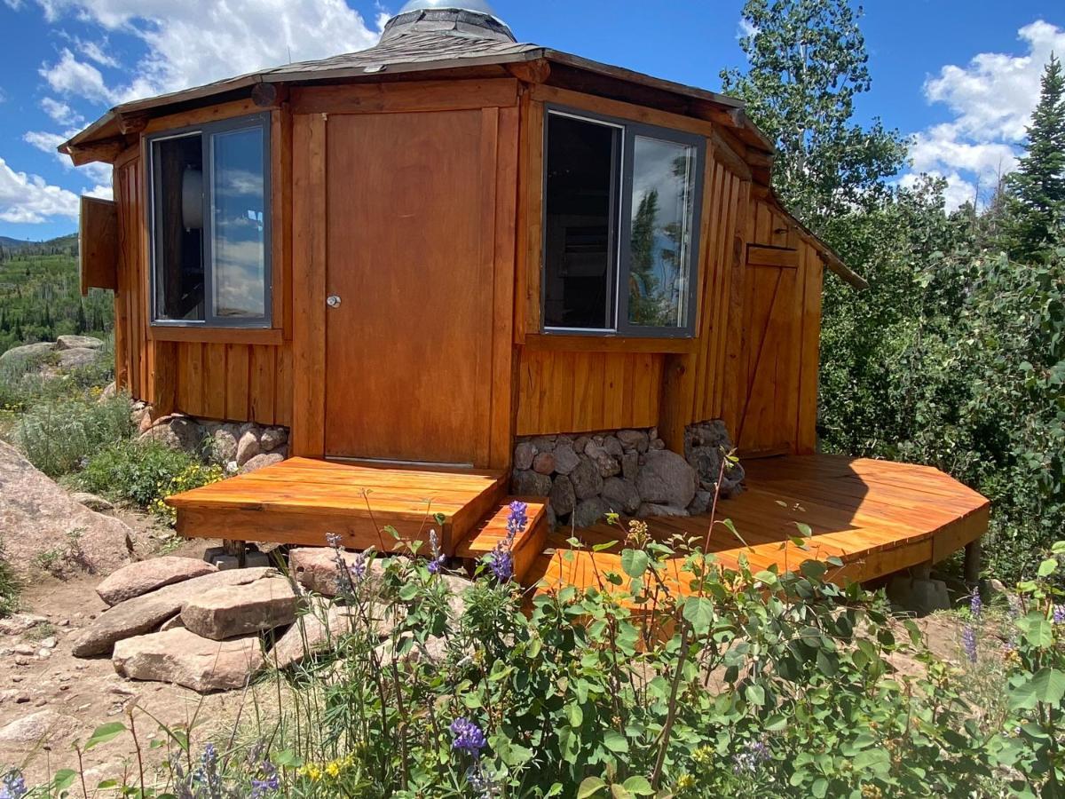 Red-Tail Roundhouse At 22 West Cabins And Recreation Hebron Exterior foto