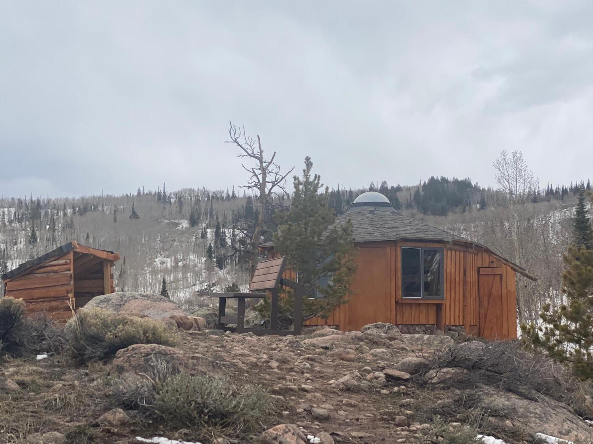 Red-Tail Roundhouse At 22 West Cabins And Recreation Hebron Exterior foto