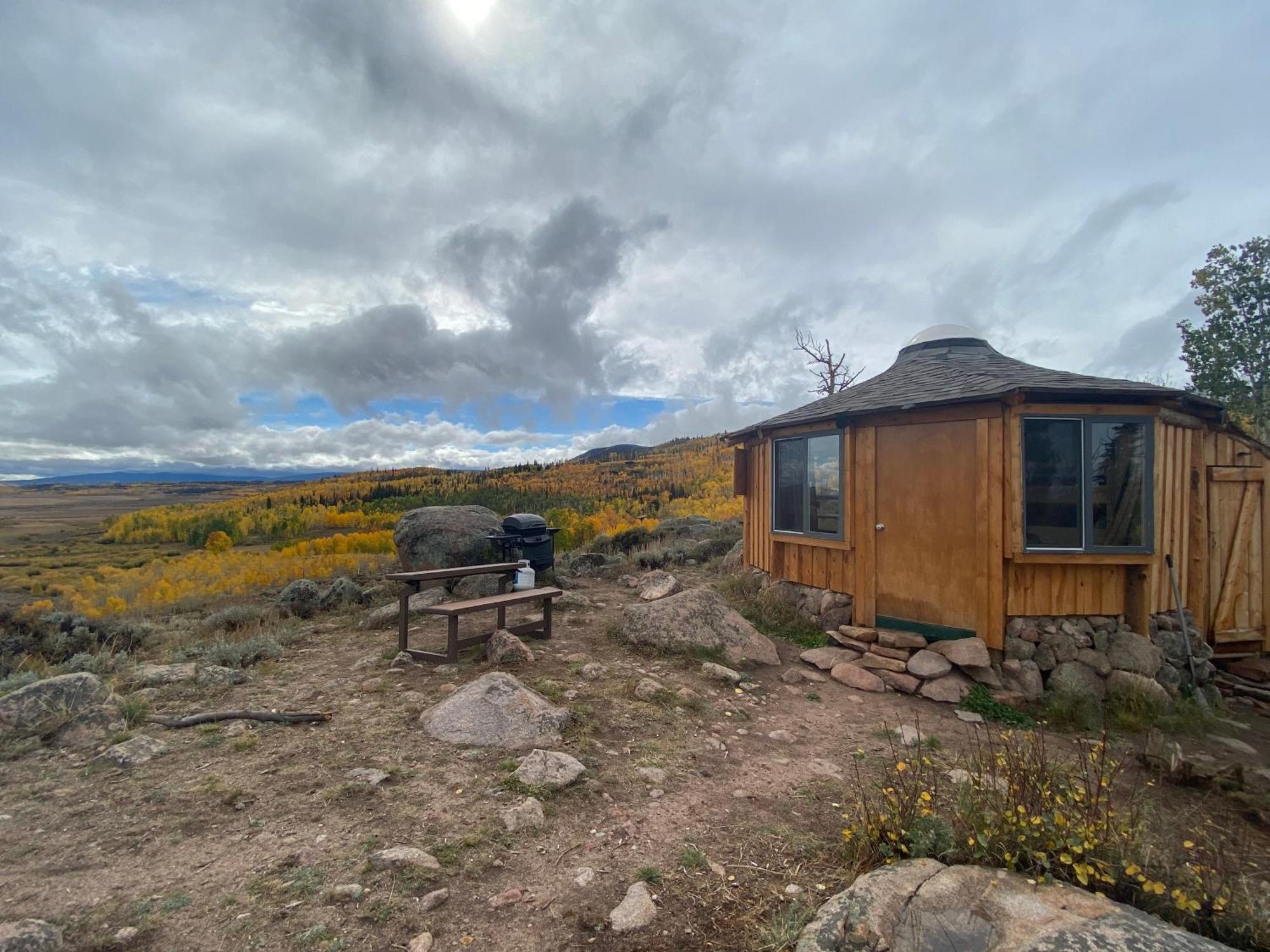 Red-Tail Roundhouse At 22 West Cabins And Recreation Hebron Exterior foto